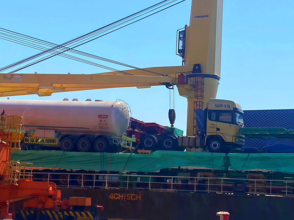 Export of 3-axis oil tank semi-trailer to Saudi Arabia