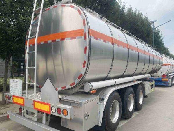 3-axis oil tanker truck